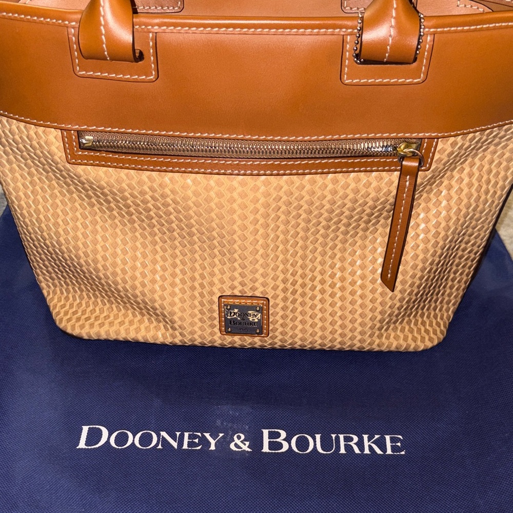 NWOT Dooney & Bourke Beacon Zip Tote Bag with Dust Bag - Picture 3 of 7